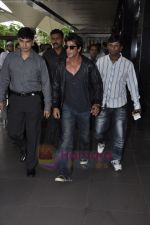 Shahrukh Khan & family return from london in Mumbai Airport  on 14th July 2011 (20).JPG